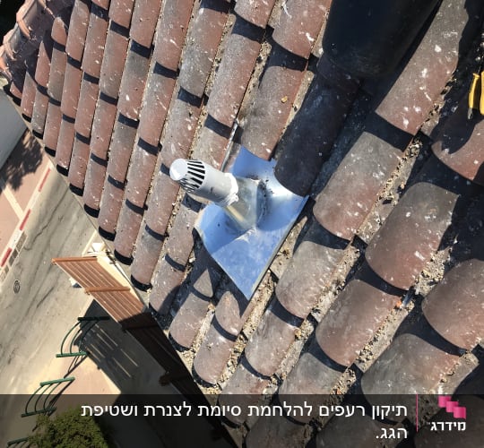 צינור אוורור על גג רעפים עם כלי עבודה